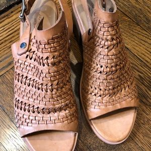 Rag and Bone huarache style open toe shoes. Size 8
